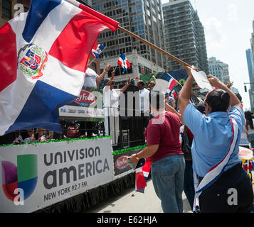 Tausende von Dominikanische Amerikaner sowie deren Freunde und Unterstützer marschieren und Anzeigen der 33. jährlichen Dominikanischen Day Parade Stockfoto