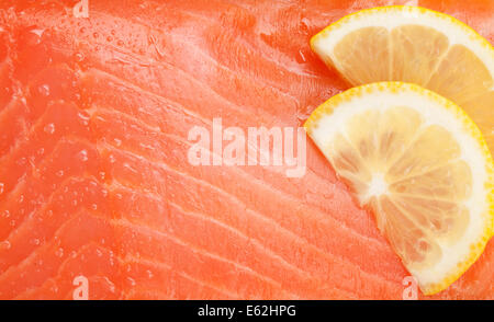 Frischer Lachs fischen Textur mit Zitronenscheiben Stockfoto