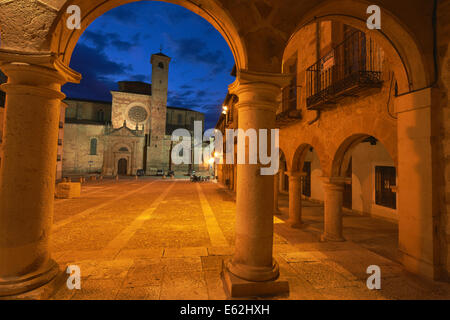 Siguenza. Kathedrale, Plaza Mayor bei Dämmerung, Plaza Mayor, Provinz Guadalajara, Spanien Stockfoto