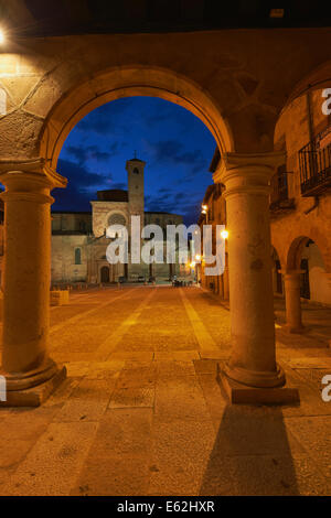 Siguenza. Kathedrale, Plaza Mayor bei Dämmerung, Plaza Mayor, Provinz Guadalajara, Spanien Stockfoto