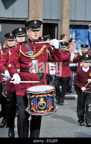 Mitglieder der Loyalisten William King Memorial Flute band spielen bei der jährlichen Lehrling jungen von Derry-Parade in Londonderry. Stockfoto