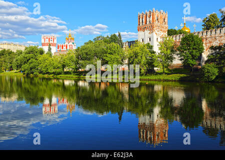 Nowodewitschi-Kloster-Blick vom Teich. Moskau, Russland. Stockfoto