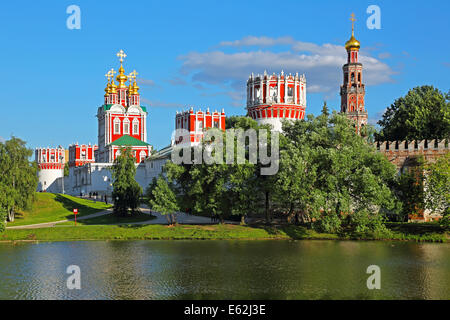 Nowodewitschi-Kloster-Blick vom Teich. Moskau, Russland. Stockfoto