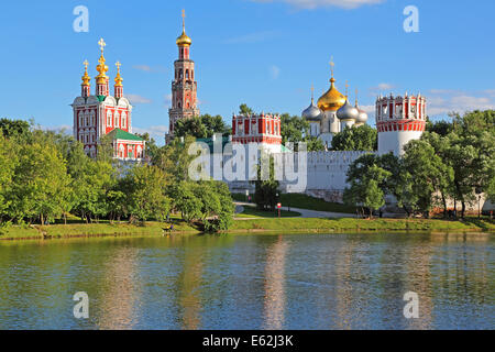 Nowodewitschi-Kloster-Blick vom Teich. Moskau, Russland. Stockfoto