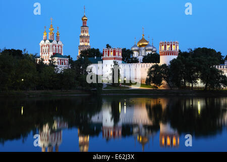 Nowodewitschi-Kloster. Nacht-Blick vom Teich, Spiegelung im Wasser. Moskau, Russland. Stockfoto