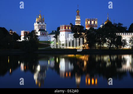 Nowodewitschi-Kloster. Nacht-Blick vom Teich, Spiegelung im Wasser. Moskau, Russland. Stockfoto