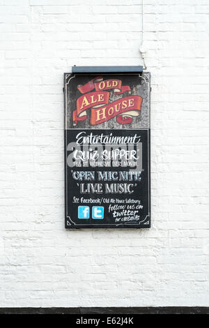 Pub-Tafel auf Wand Werbung Unterhaltung mit Facebook und Twitter Symbole Stockfoto