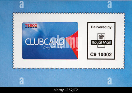 Tesco Clubcard jede Kleinigkeit hilft und wird von Royal Mail geliefert. Detail auf Umschlag Stockfoto