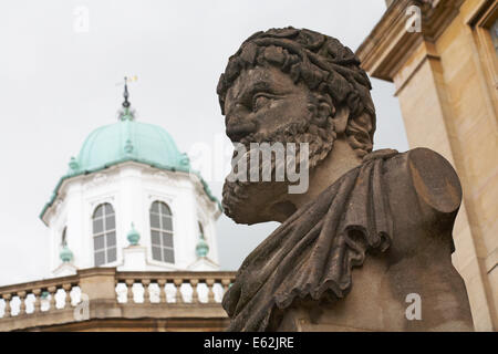 Eine der Büsten klassischer Philosophen, Emperor Heads, im Mai im Sheldonian Theatre, Oxford in Oxford, Oxfordshire, Großbritannien Stockfoto