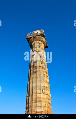 Durch die späte Nachmittagssonne beleuchtet erodierten Stein Küste Leuchtturm im Hafen von Whitby an der Ostküste von Yorkshire. Stockfoto