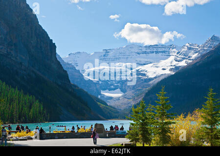 Durch Gletscher bedeckte Berge Lake Louise vor Fairmont Château in den kanadischen Rocky Mountains, Banff National Park, Alberta Kanada Umgeben Stockfoto