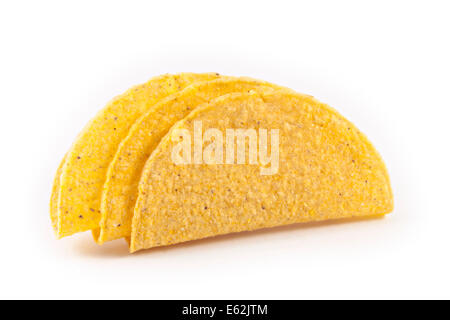 Drei knusprigen Taco shells auf weißem Hintergrund Stockfoto