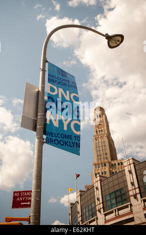 Banner unter Begrüßung des Democratic National Committee schmücken Lampenpfosten um das Barclays Center in Brooklyn in New York Stockfoto