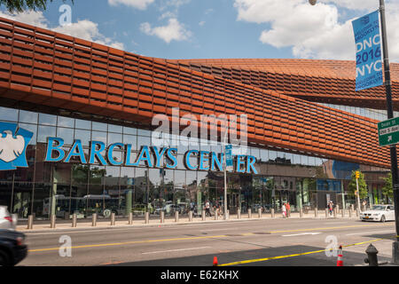 Banner unter Begrüßung des Democratic National Committee schmücken Lampenpfosten um das Barclays Center in Brooklyn in New York Stockfoto