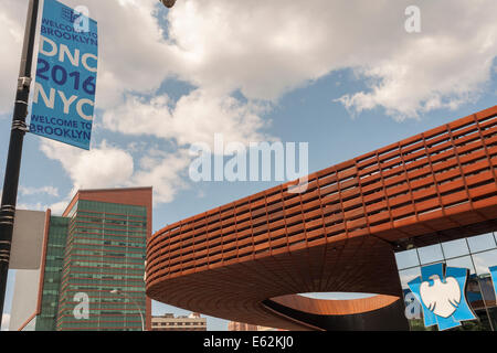 Banner unter Begrüßung des Democratic National Committee schmücken Lampenpfosten um das Barclays Center in Brooklyn in New York Stockfoto