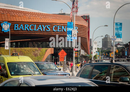 Banner unter Begrüßung des Democratic National Committee schmücken Lampenpfosten um das Barclays Center in Brooklyn in New York Stockfoto