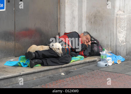 London, UK, 12. August 2014, Obdachloser, Big Issue Verkäufer und seinem Hund auf den Straßen von London. Stockfoto