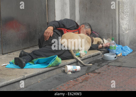 London, UK, 12. August 2014, Obdachloser, Big Issue Verkäufer und seinem Hund auf den Straßen von London. Stockfoto