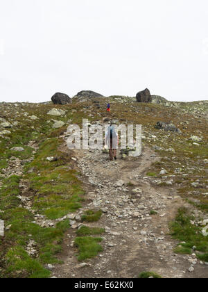 Zwei Wanderer Svartdalen Berg hinauf klettern übergeben in er Nationalpark Jotunheimen in Norwegen, Fußweg durch Moränenmaterial Stockfoto