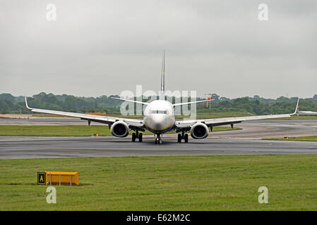 Manchester Flughafen England Uk Boeing 737-8AS(WL) - 33609 / 2179 Ankünfte Ryanair fliegen Stockfoto