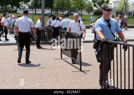Polizei bewegen verbarrikadieren Zäune - Washington, DC USA Stockfoto