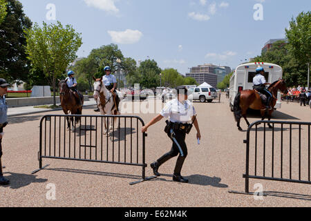 Polizei bewegen verbarrikadieren Zäune - Washington, DC USA Stockfoto