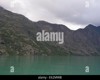 Gjende See in Jotunheimen Norwegen, praktisch ein Berg Fjord mit steilen Flanken, befindet sich die berühmte Besseggen-Wanderung am oberen Stockfoto