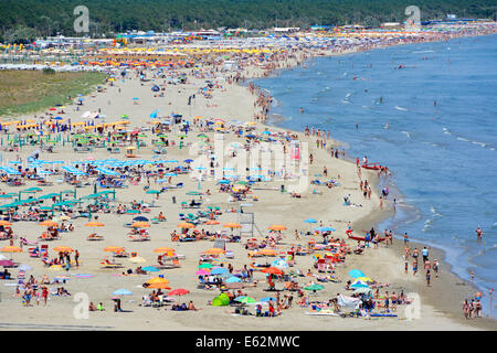 Luftaufnahme von Menschen genießen die langen Sandstrand entlang der adriatischen Küste an einem heißen Sommertag Stockfoto