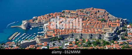 Die von Mauern umgebene Stadt und den Hafen von Dubrovnik in der blauen Adria gesehen von der Spitze des Mount Srd Hügel ragt Stockfoto