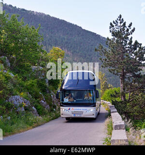 Bootstour im Reisebus vom Hafen Kotor in den Nationalpark Lovćen auf der schmalen Bergstraße Reiseleiter neben dem Fahrer Montenegro Europe Stockfoto