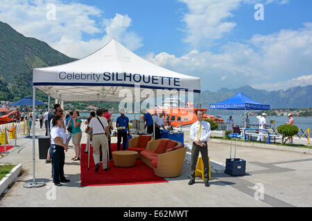 Zwei cruise Unternehmen auf Jetty crew Hilfe Passagiere der Rückkehr von landausflüge an Bord Ausschreibungen zu kreuzfahrtschiff vor der Küste der Bucht von Kotor Montenegro Stockfoto