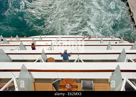 Ungewöhnlicher Blick von oben nach unten Suchen auf Stern von Cruise Ship&Kabine Balkon als Passagiere watch Docking bei der Ankunft am Hafen Bari Apulien Italien Stockfoto