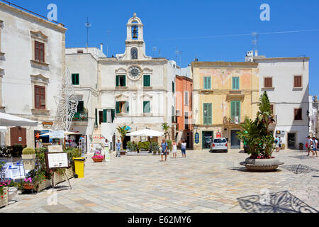 Stadtplatz Piazza Vittorio Emanuele in Polignano a Mare Stadt & Gemeinde in der Metropolstadt Bari Apulien Süditalien an der Adria Stockfoto