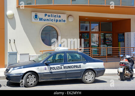 Die italienische Polizei Station & Polizia Municipale Auto geparkt & Tourist Information Office angrenzenden Polignano a Mare Provinz Bari Apulien Apulien Italien Stockfoto