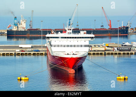 Versand am Bari Hafen einschließlich, die eine rote Superfast Auto- und mit Massengutfrachter über Personenfähre verankert Stockfoto