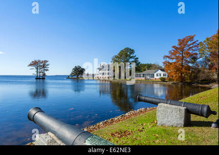 Die Edenton Bay Waterfront mit dem Barker-Moore-Haus in der Ferne, Edenton, Albemarle Region, North Carolina, USA Stockfoto