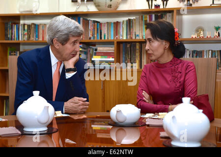 US-Außenminister John Kerry trifft sich mit Friedensnobelpreisträger und Opposition Leader Aung San Suu Kyi bei einem Besuch in ihrem Hause 10. August 2014 in Rangoon, Birma. Stockfoto