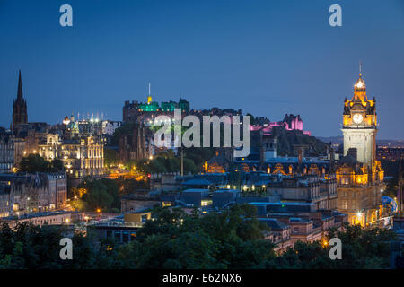 Dämmerung über der alten Burg und Stadt von Edinburgh, Lothian, Schottland Stockfoto