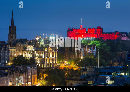 Dämmerung über der alten Burg und Stadt von Edinburgh, Lothian, Schottland Stockfoto