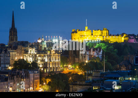 Dämmerung über der alten Burg und Stadt von Edinburgh, Lothian, Schottland Stockfoto