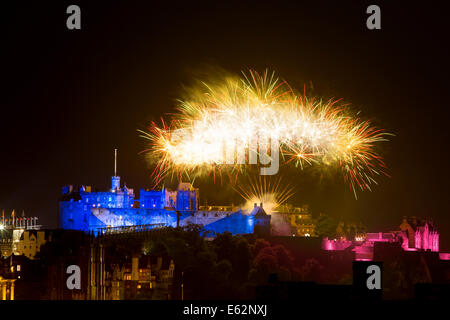 Feuerwerk über dem Schloss Edinburgh, Edinburgh, Lothian, Schottland Stockfoto