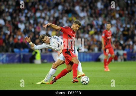 Cardiff, Wales, UK. 12. August 2014. UEFA SuperCup - Real Madrid CF V FC Sevilla im Cardiff City Stadium heute Abend: Gareth Bale von Real Madrid fordert Daniel Carrico von Sevilla. Bildnachweis: Phil Rees/Alamy Live-Nachrichten Stockfoto