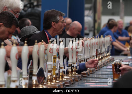 London, UK. 12. August 2014. Iron Maiden Bruce Dickenson besucht das diesjährige 2014 Great British Beer Festival im Londoner Kensington Olympia mit seinen eigenen Brew "Trooper Bier" und kündigt das diesjährige Gewinner Bier Credit: Theodore Liasi/ZUMA Draht/Alamy Live News Stockfoto