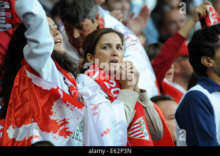 Cardiff, Wales, UK. 12. August 2014. UEFA SuperCup - Real Madrid CF V FC Sevilla im Cardiff City Stadium heute Abend: Sevilla-Fans auf der Suche in der ersten Hälfte nervös. Bildnachweis: Phil Rees/Alamy Live-Nachrichten Stockfoto