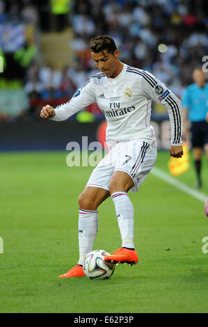 Cardiff, Wales, UK. 12. August 2014. UEFA SuperCup - Real Madrid CF V FC Sevilla im Cardiff City Stadium heute Abend: Cristiano Ronaldo von Real Madrid steuert den Ball. Bildnachweis: Phil Rees/Alamy Live-Nachrichten Stockfoto