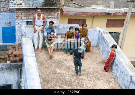 Familie auf den Dächern in Bundi, Rajasthan, Indien Stockfoto