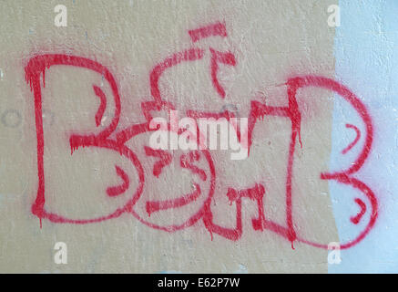 Eine helle rote Bombe Graffiti Logo auf eine Betonwand. Stockfoto