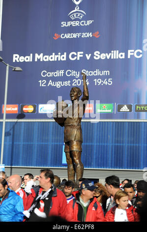 Cardiff, Wales, UK. 12. August 2014. UEFA SuperCup - Real Madrid CF V FC Sevilla im Cardiff City Stadium heute Abend: sammeln Fans außerhalb des Stadions vor Kick off. Bildnachweis: Phil Rees/Alamy Live-Nachrichten Stockfoto