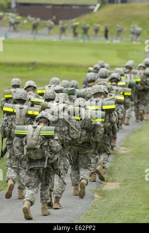 West Point, New York, USA. 12. August 2014. Neuen Kadetten Marsch zurück aus dem Tier Barracks in Camp Buckner für die United States Military Academy in West Point, New York. Der 12-Meilen-Marsch zurück nach West Point markierte das Ende der Cadet Grundausbildung für die Klasse der 2018. Bildnachweis: Tom Bushey/ZUMA Draht/Alamy Live-Nachrichten Stockfoto