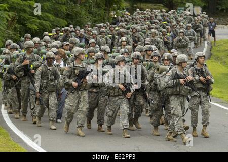 West Point, New York, USA. 12. August 2014. Neuen Kadetten Marsch zurück aus dem Tier Barracks in Camp Buckner für die United States Military Academy in West Point, New York. Der 12-Meilen-Marsch zurück nach West Point markierte das Ende der Cadet Grundausbildung für die Klasse der 2018. Bildnachweis: Tom Bushey/ZUMA Draht/Alamy Live-Nachrichten Stockfoto